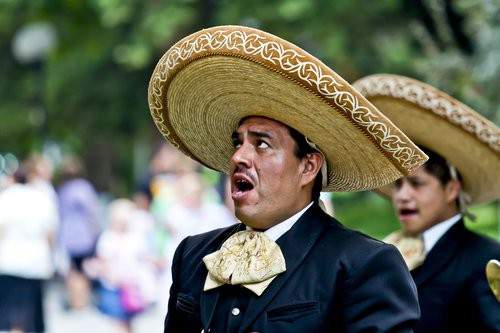 (Nosotros, nosotras) cant**amos** : Nous chantons