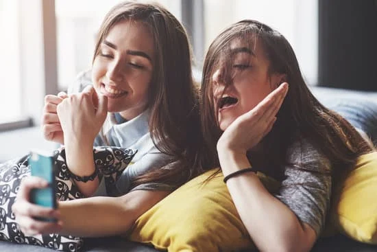 **Estas chicas** : Ces filles (très proches)