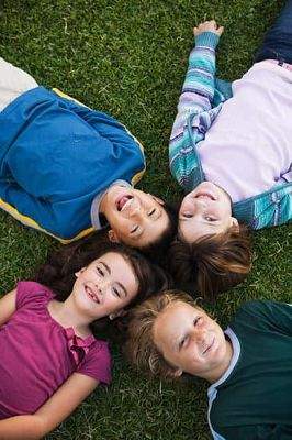 **Estos** chicos que están aquí : Ces enfants qui sont ici