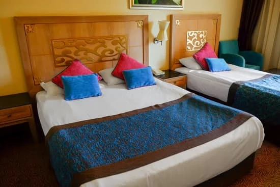 Yo duermo en esta cama y usted en **ésa** : Je dors dans ce lit et tu dors dans celui-là