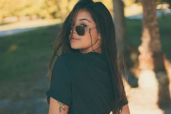 **Estas** gafas son de sol y estas bifocales : Ces lunettes sont de soleil et celles-ci à double foyer