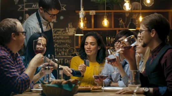 Es **nuestra** amig**a** : C'est notre ami**e**