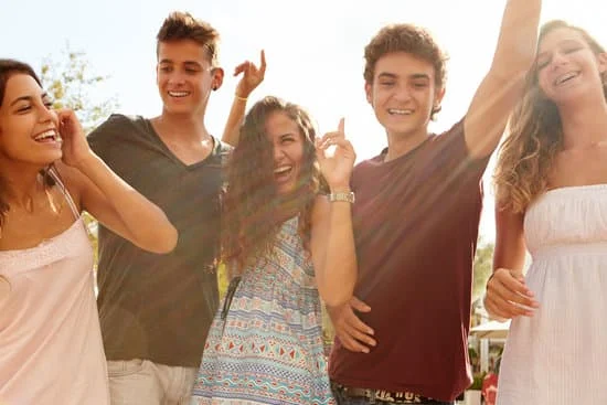 Son **nuestros** amigos : Ce sont nos amis