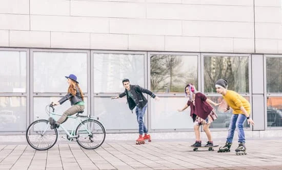 Es **su** amigo : C'est votre ami (vouvoiement)