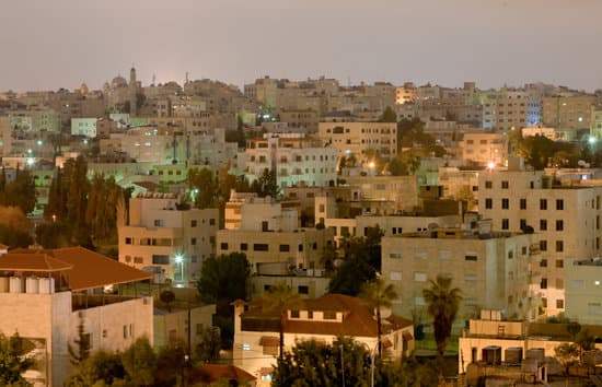 Una hermana **mía** vive en esta ciudad : Une de mes sœurs vit dans cette ville