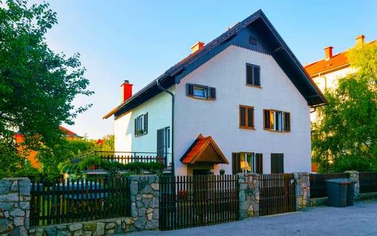 Esta casa es **suya** : Cette maison est à eux