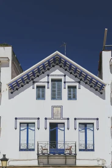 Esta casa es **tuya** : Cette maison est à toi
