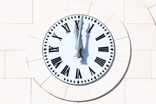 Es la una en punto de la tarde : Il est une heure pile de l'après-midi