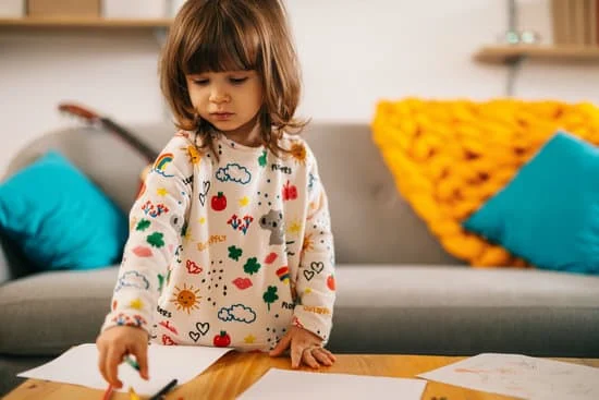 A mi hermana, le gusta dibujar : Ma soeur aime dessiner