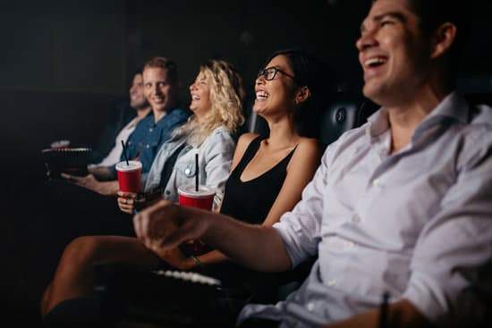 Tienen la costumbre de ir al cine todos los domingos : Ils ont l'habitude d'aller au cinéma tous les dimanches