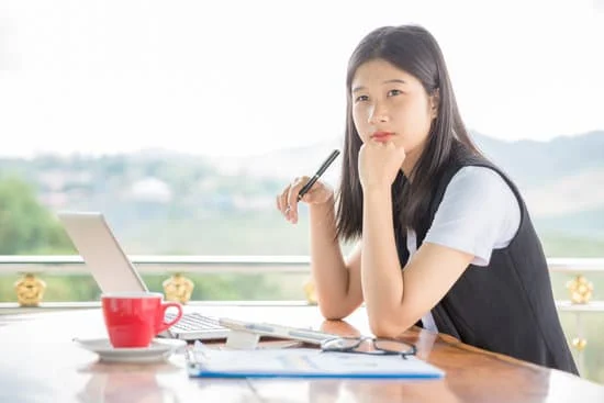 Maya está acostumbrada a trabajar : Maya a l'habitude de travailler 