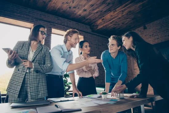Es necesario trabajar : Il faut travailler