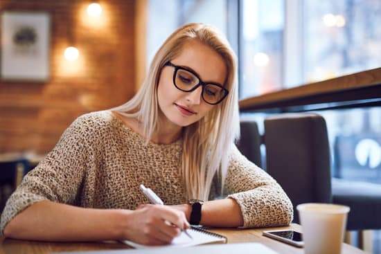 Es necesario que estudies : Il faut que tu étudies 