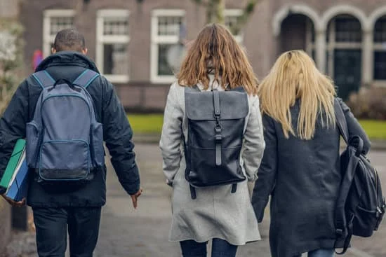 ¡Ve a clase! : Va en classe ! 