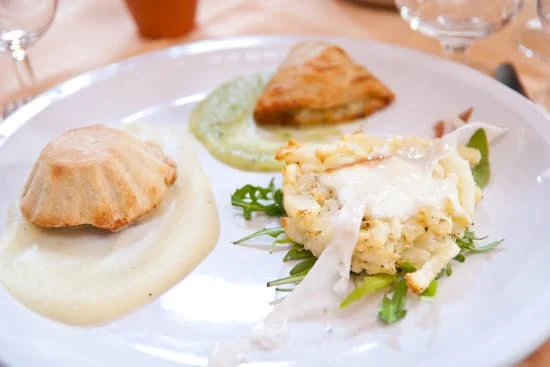 ¡Pon este plato aquí! : Mets cette assiette ici ! 