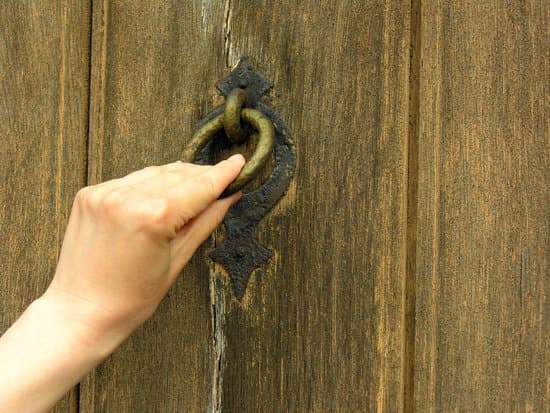 Llaman a la puerta : On frappe à la porte