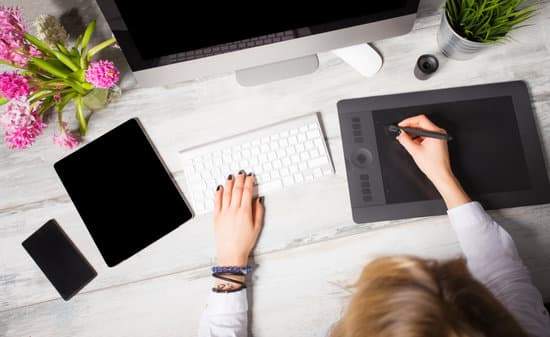 Enrique trabaja **más que** Pablo : Enrique travaille plus que Pablo