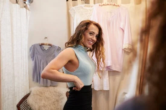 Esta falda es la más bonita que tengo : Cette jupe est la plus jolie que j'aie 