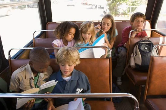 Los chicos llegaban al colegio : Les enfants venaient au collège