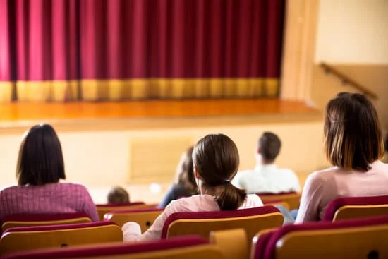 Cada mes vamos al teatro : Chaque mois nous allons au théâtre 