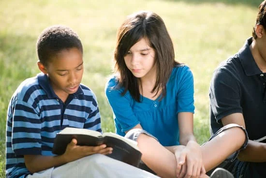 Enrique es el amigo con quien estudio : Enrique est l'ami avec lequel j'étudie