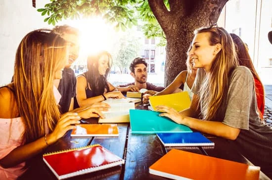 Enrique y Juan son los amigos **con quienes** estudio : Enrique et Juan sont les amis avec qui j'étudie