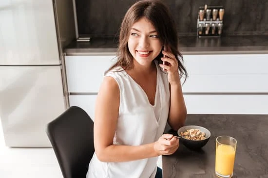 La mujer a quien le hablo es muy hermosa : La femme à qui je parle est très belle