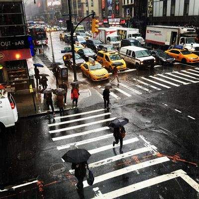 Cruzó una calle cuya anchura le asombró : Il a traversé une rue dont la largeur l'a étonné