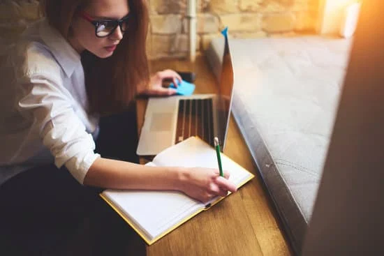 El artículo **fue escrito por** el periodista : L'article fut écrit par le journaliste