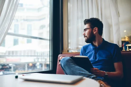 El artículo **ha sido escrito por** el periodista : L'article a été écrit par le journaliste