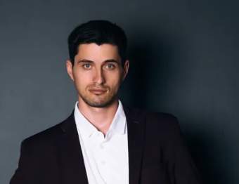 ¿Quién es ese hombre? : Qui est cet homme-ci ?