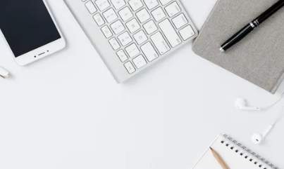 Enrique trabaja : Enrique travaille